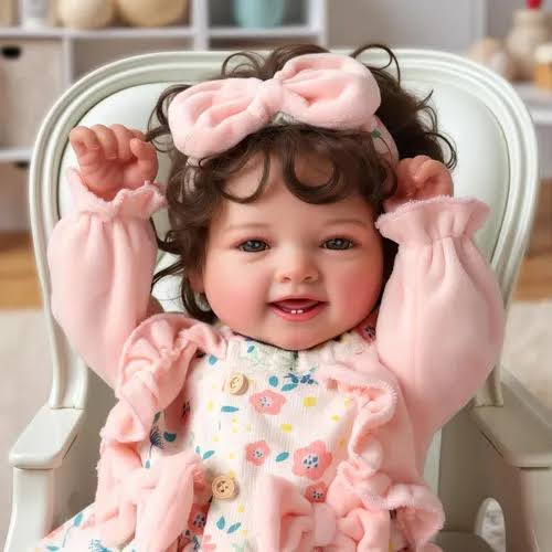 Bebê Reborn sorridente com roupa rosa
